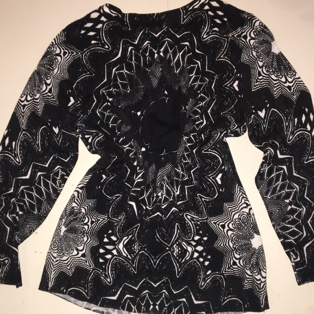🌟5/$25🌟 Patterned Cardigan - Picture 4 of 4